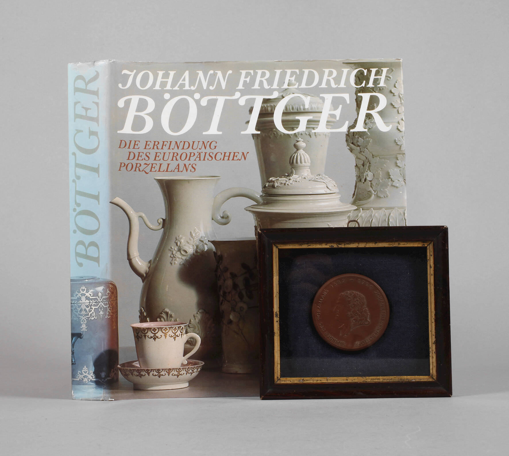 Buch und Plakette Böttger