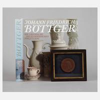 Buch und Plakette Böttger111