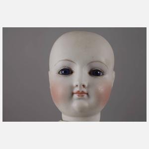 Französische Porzellankopfpuppe mit Brustblatt