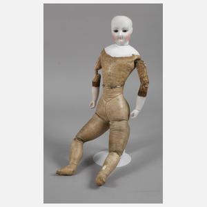 Französische Porzellankopfpuppe mit Brustblatt