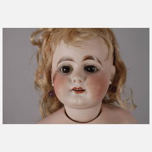 Porzellankopfpuppe mit Brustblatt