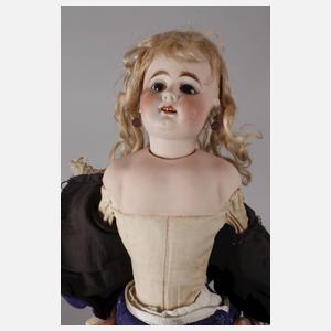 Porzellankopfpuppe mit Brustblatt