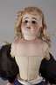 Porzellankopfpuppe mit Brustblatt