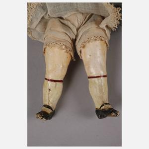 Kleine Porzellankopfpuppe im Seidenkleid