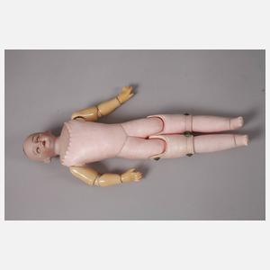 Drei kleine Porzellankopfpuppen mit Kindergesicht