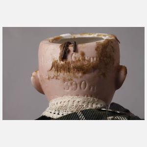 Drei kleine Porzellankopfpuppen mit Kindergesicht