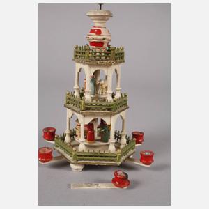 Kleine Weihnachtspyramide mit Besatz