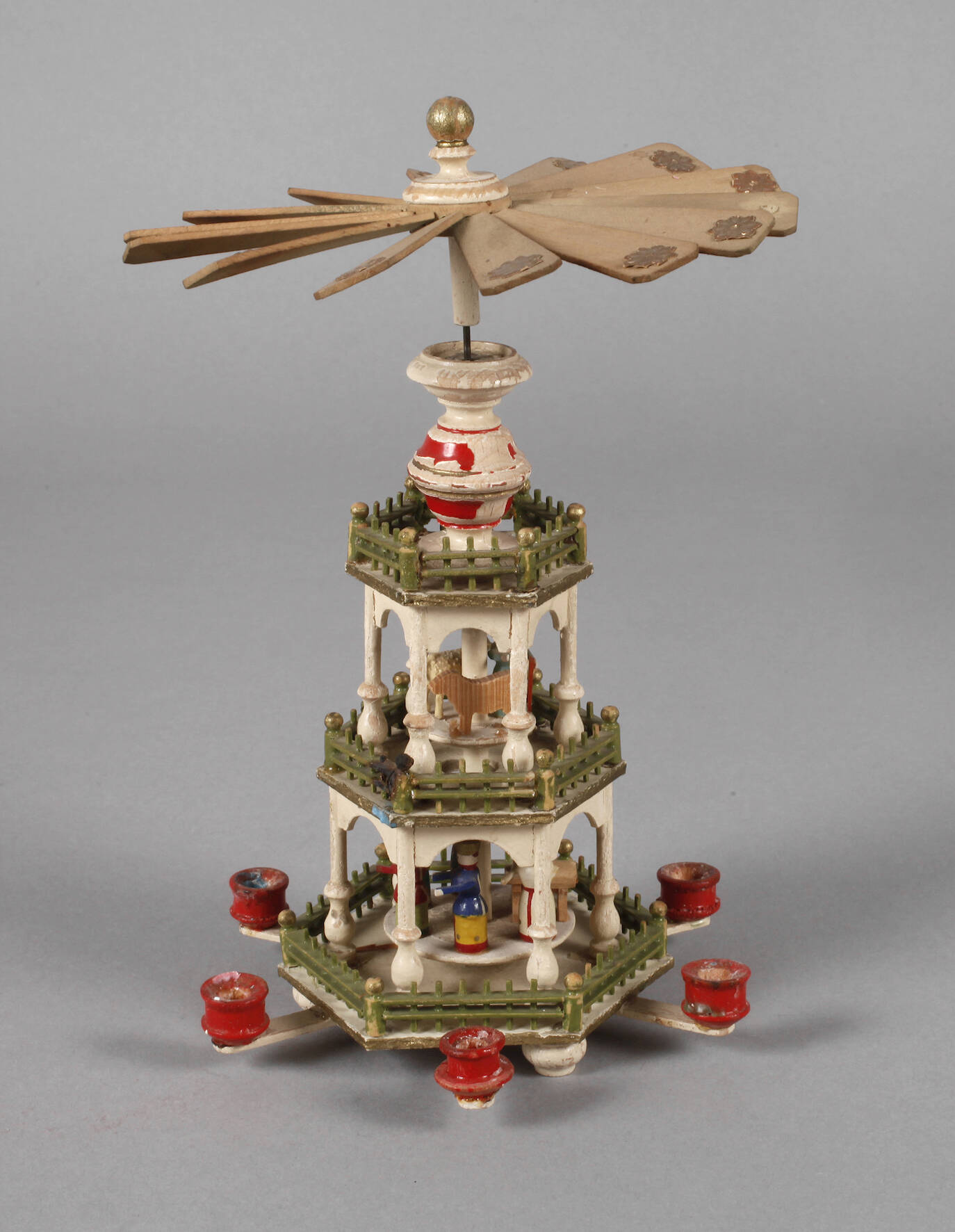 Kleine Weihnachtspyramide mit Besatz