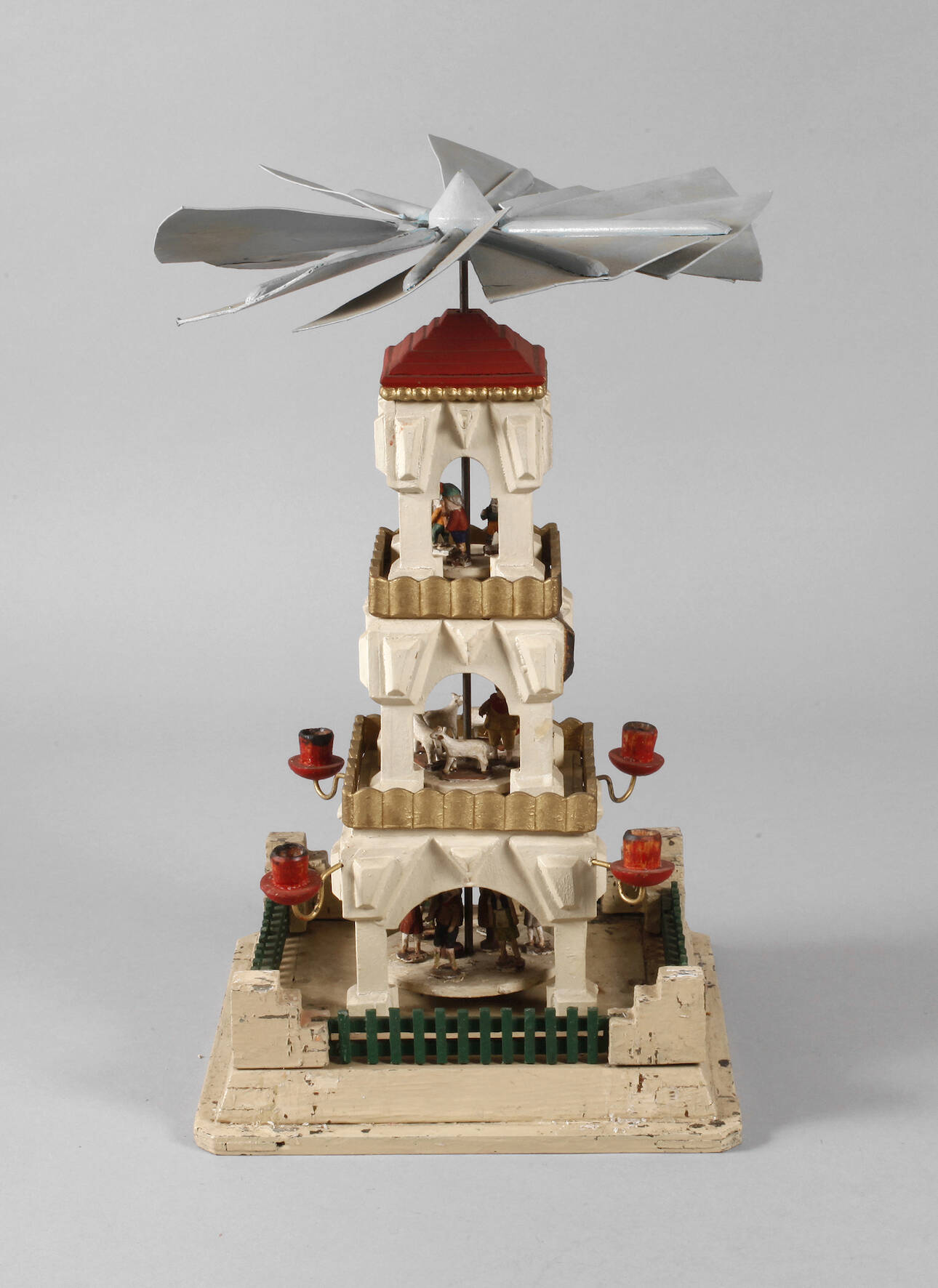 Weihnachtspyramide mit Besatz