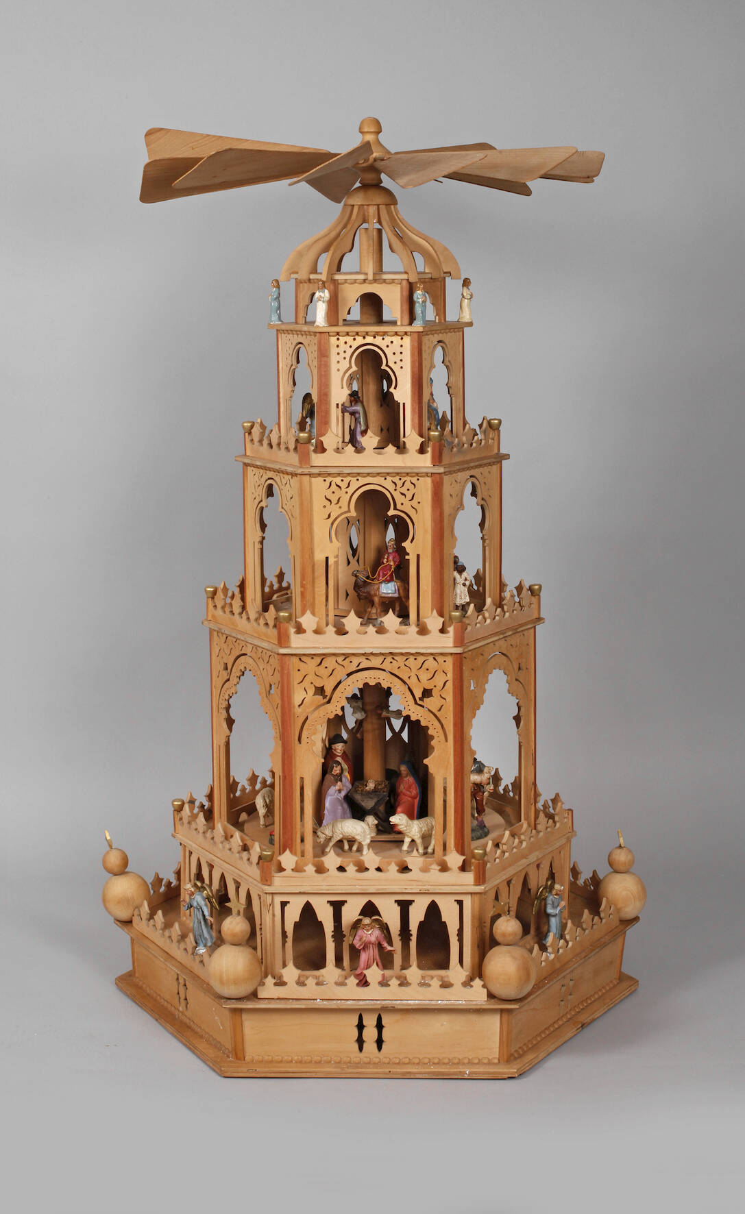 Große Weihnachtspyramide mit Besatz