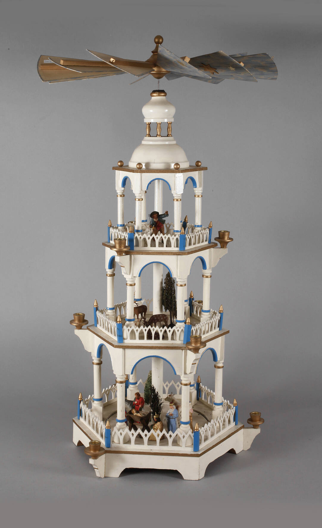 Große Weihnachtspyramide mit Besatz