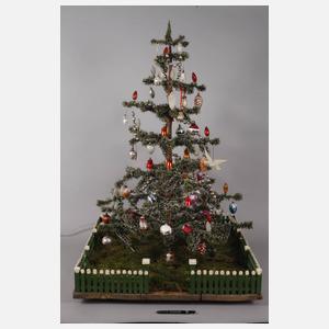 Christbaum mit Glasbehang und Paradiesgarten