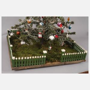 Christbaum mit Glasbehang und Paradiesgarten