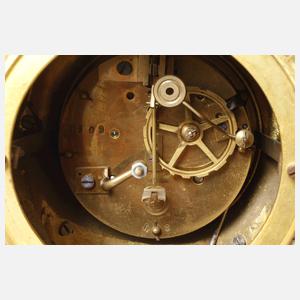 Klassizistische Kaminuhr