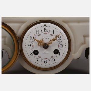 Uhr als Postament für eine Bronze