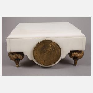 Uhr als Postament für eine Bronze