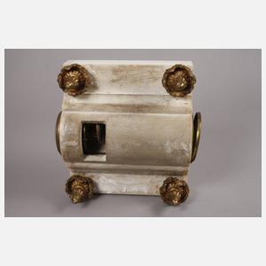 Uhr als Postament für eine Bronze