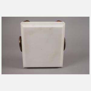 Uhr als Postament für eine Bronze