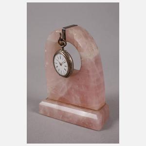 Drei Taschenuhren mit Ständer