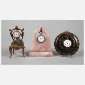 Drei Taschenuhren mit Ständer