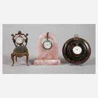 Drei Taschenuhren mit Ständer111