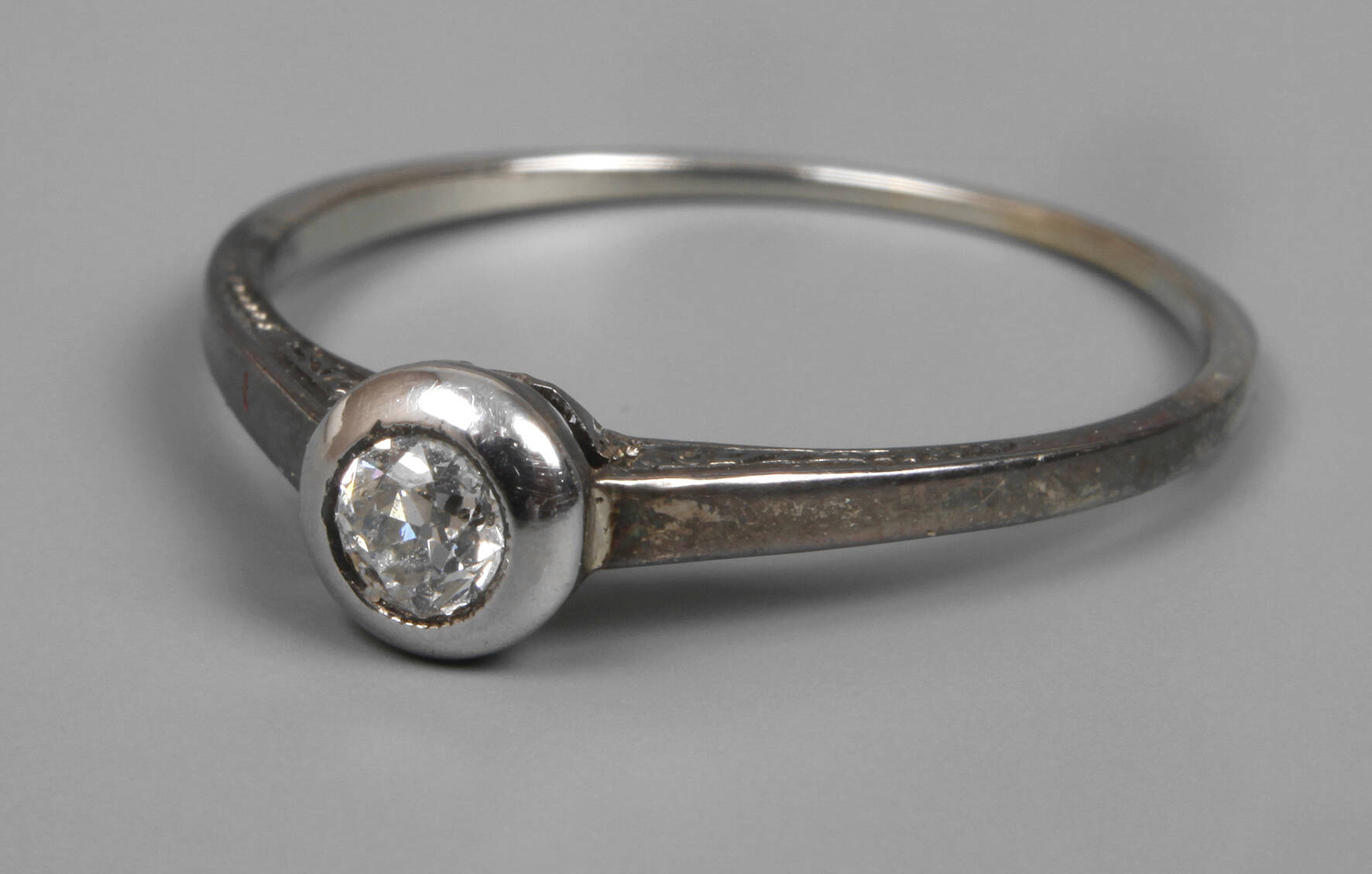 Damenring mit Diamant