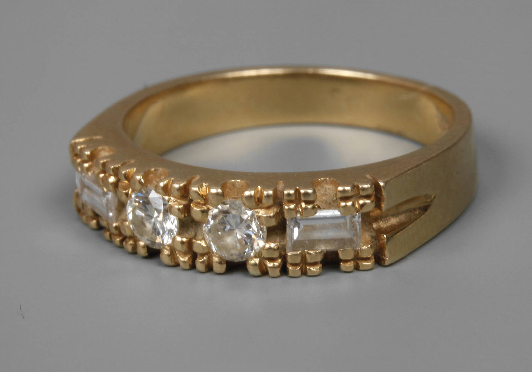 Damenring mit Diamanten