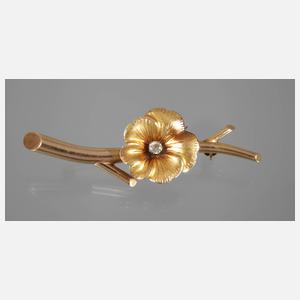 Blütenbrosche mit einem Diamanten