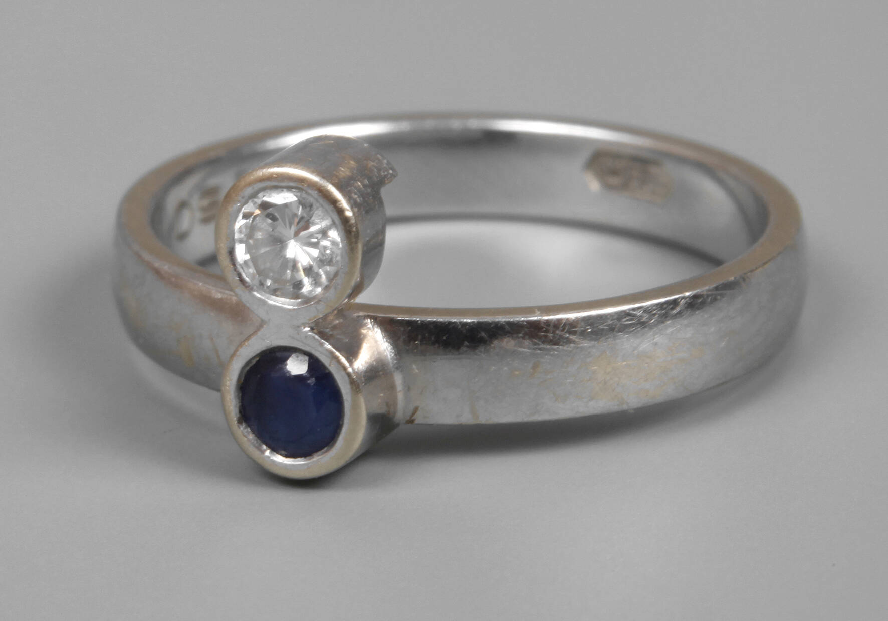 Damenring mit Saphir und Brillant