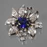 Feine Brosche mit Saphir und Diamanten