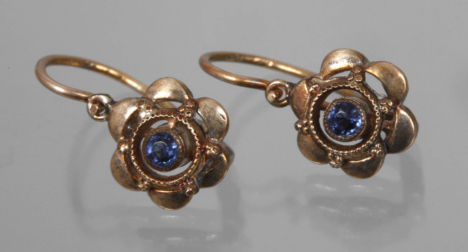 Paar Ohrhänger mit Saphiren