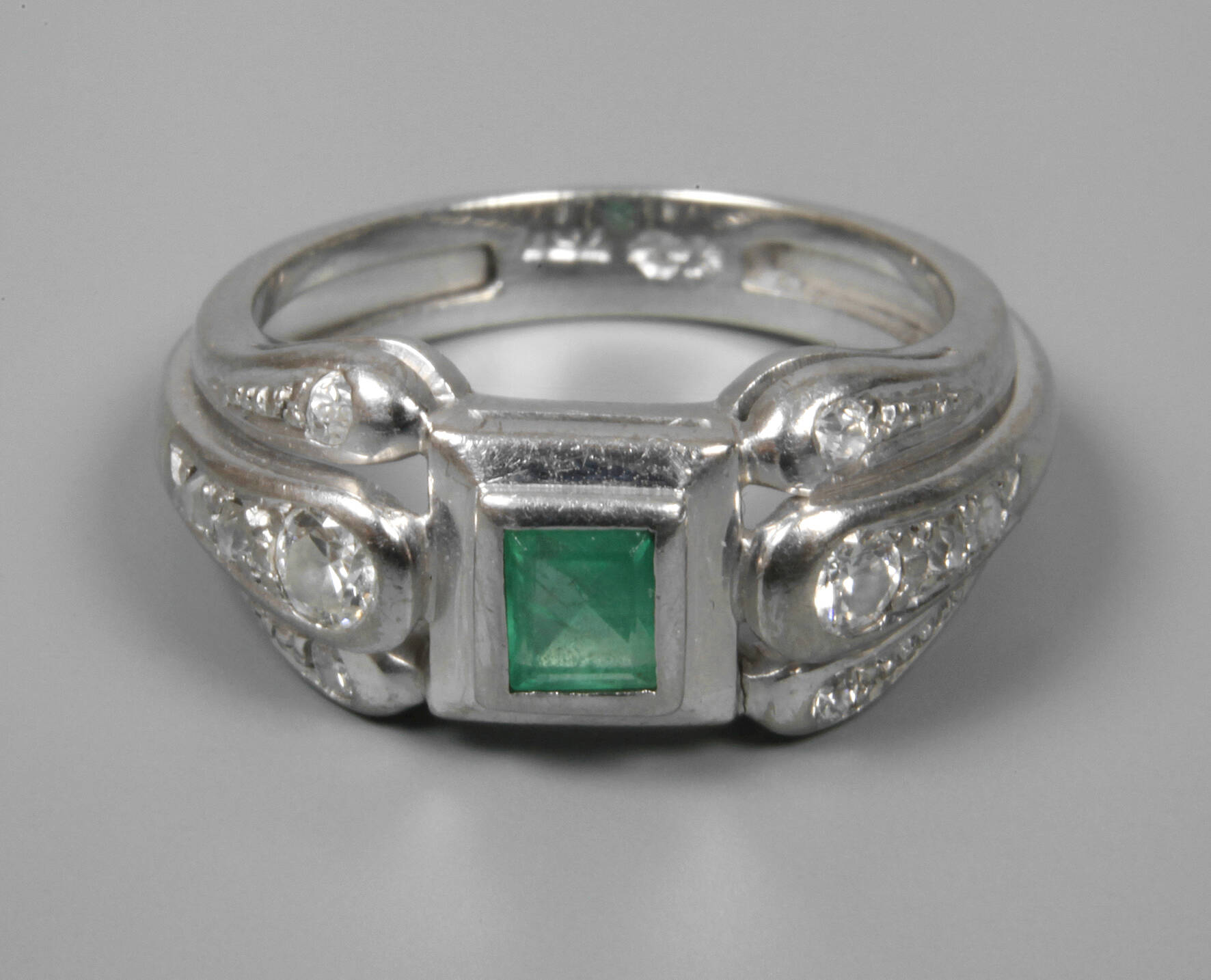 Damenring mit Smaragd und Brillanten