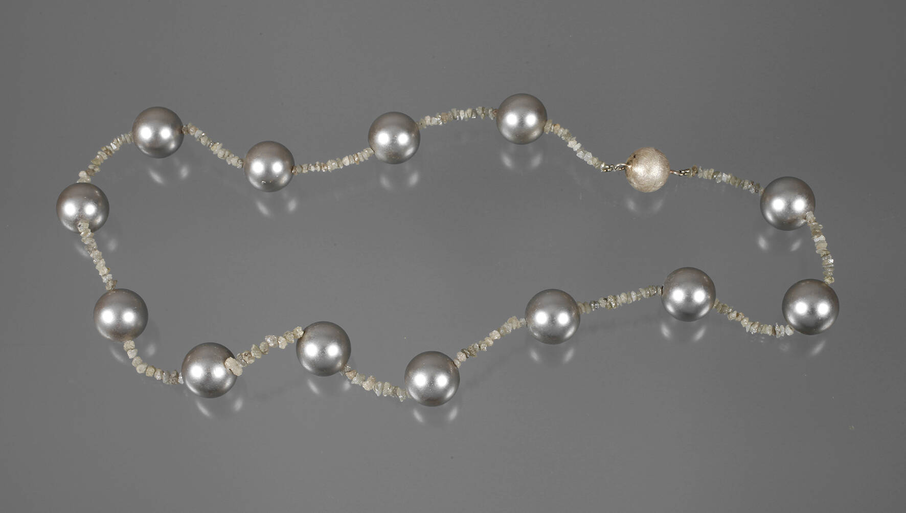 Perlenkette mit Diamanten