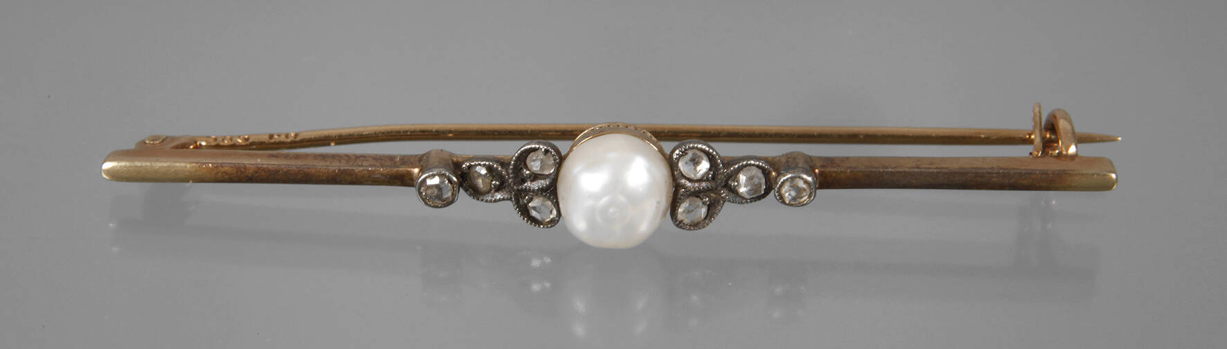 Stabbrosche mit Perle und Diamanten