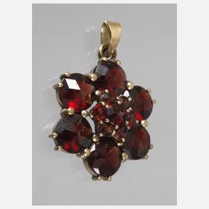 Anhänger mit Granaten