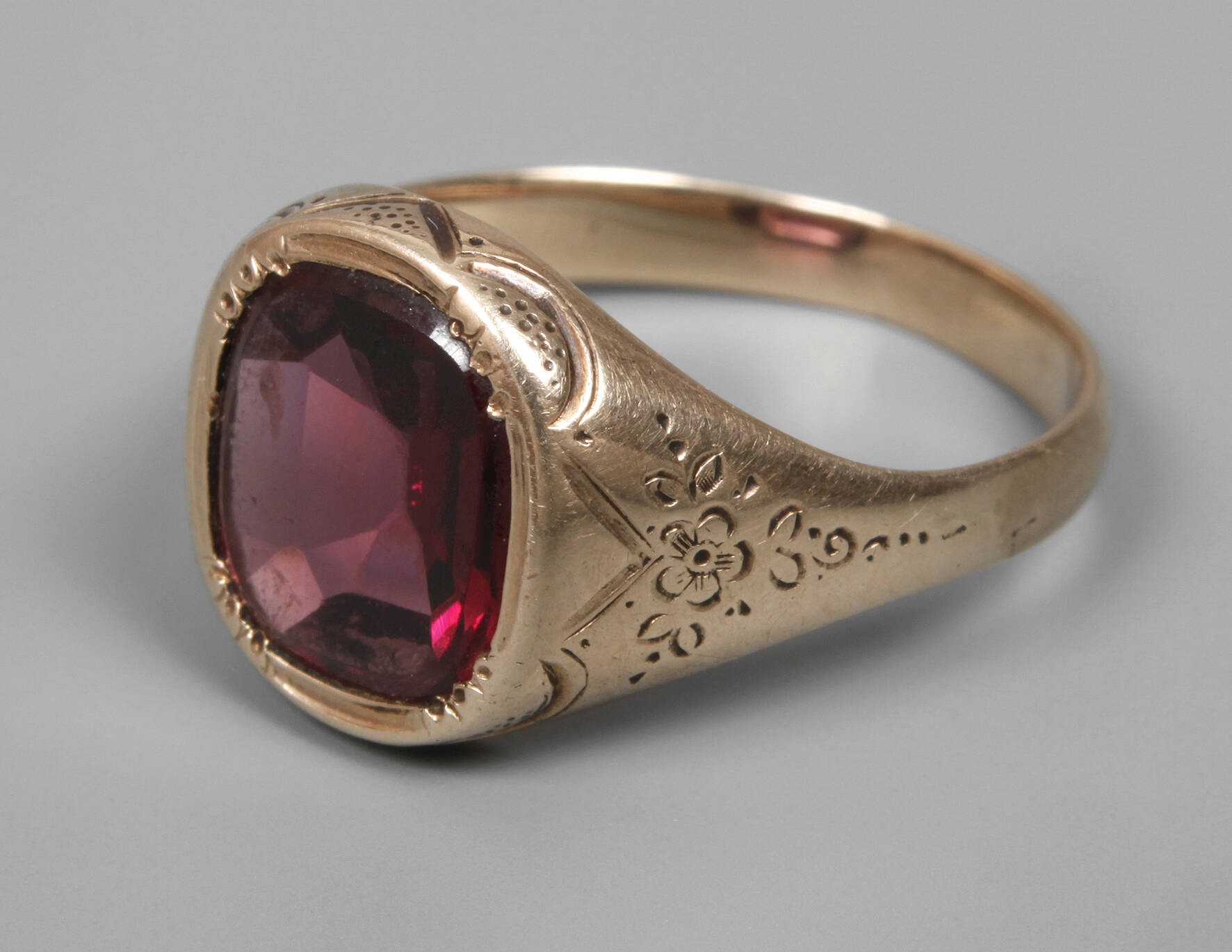 Damenring mit Rhodolith