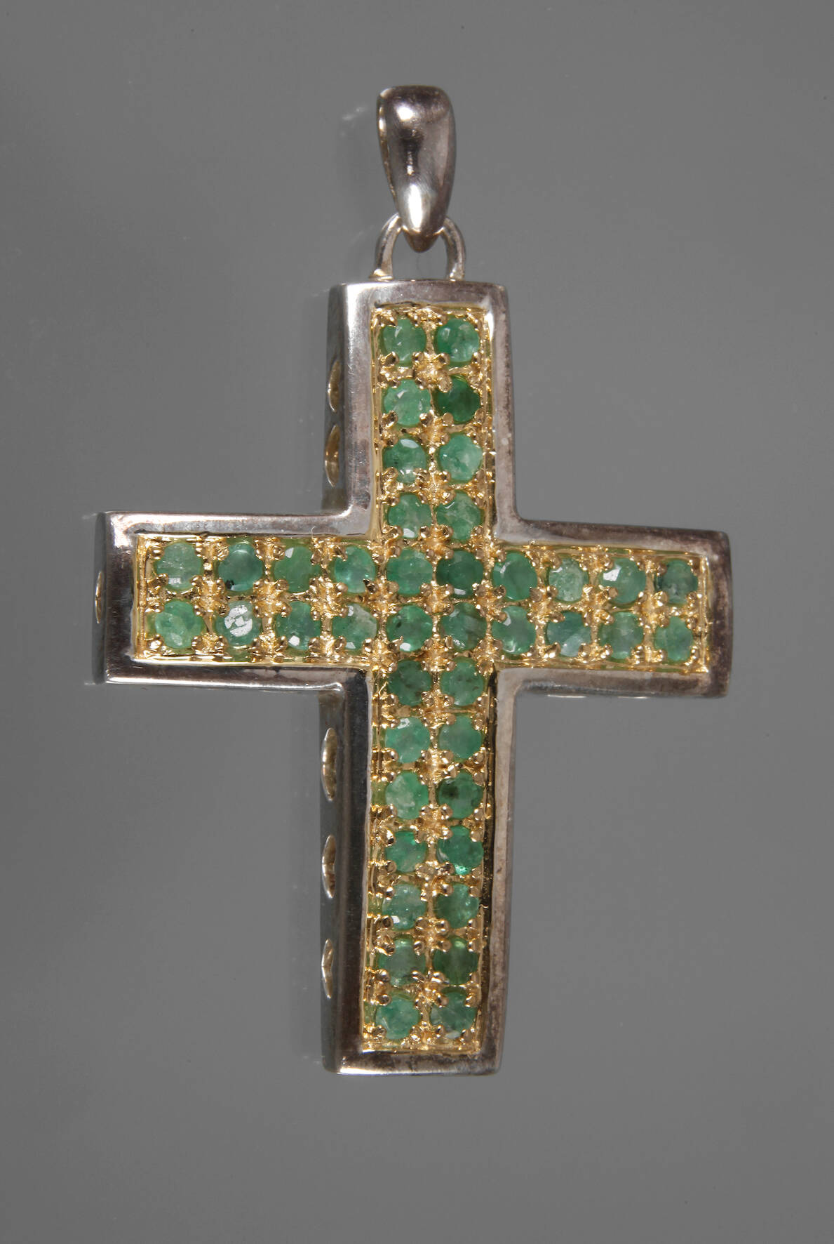 Kreuz mit Smaragden