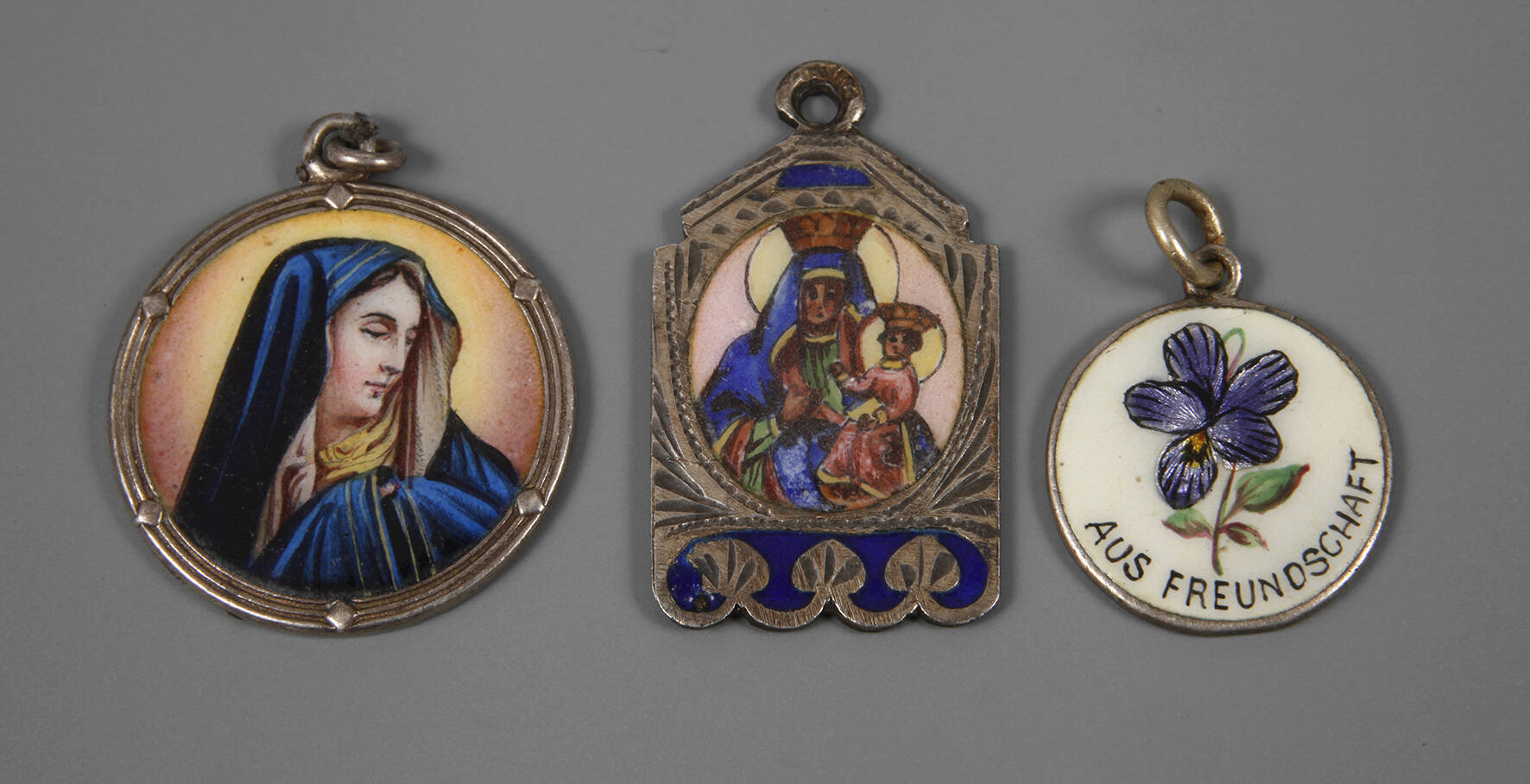 Konvolut Anhänger mit Emaillemalerei