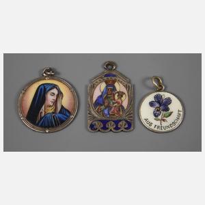 Konvolut Anhänger mit Emaillemalerei