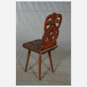 Brettstuhl mit Schlangenmotiv