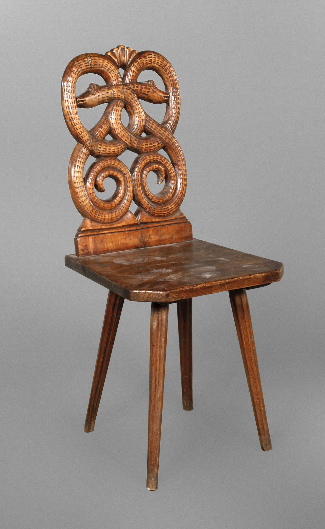 Brettstuhl mit Schlangenmotiv