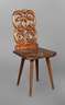 Brettstuhl mit Schlangenmotiv
