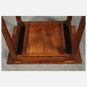 Kleiner klassizistischer Schreibtisch