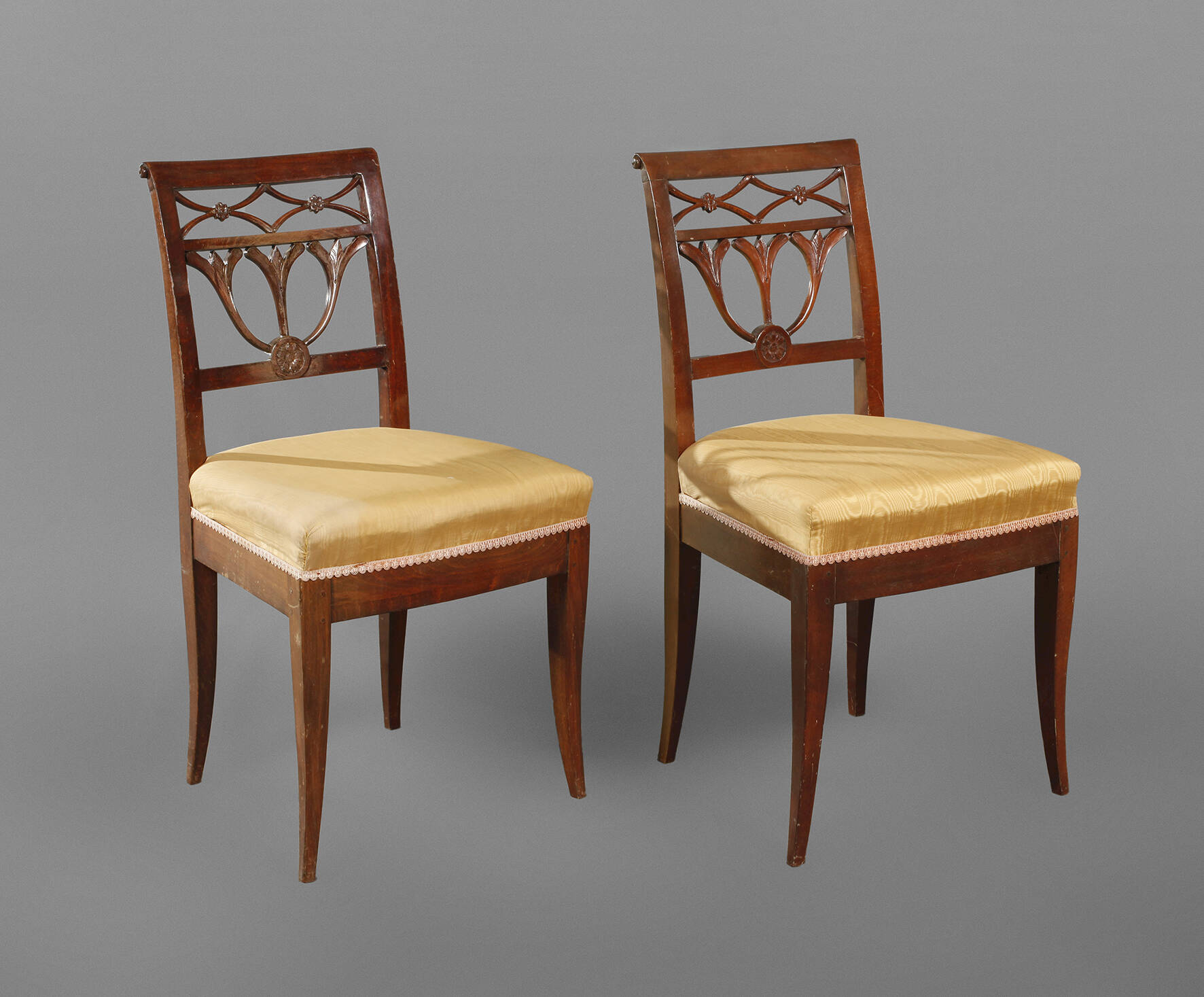 Paar klassizistische Stühle