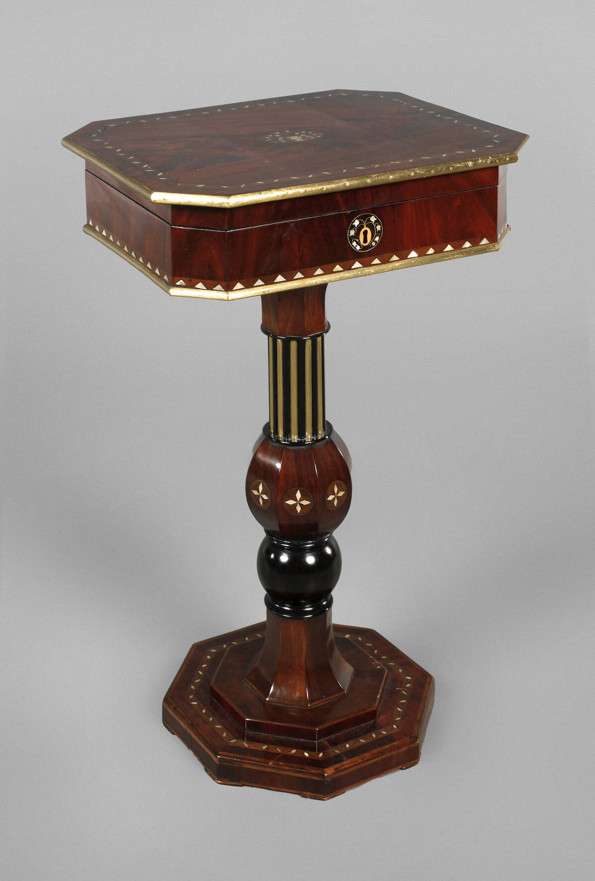 Ausgefallener Näh- und Schminktisch