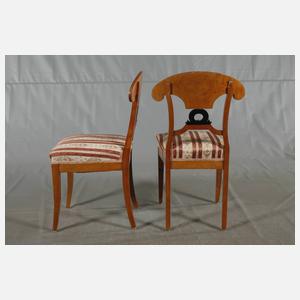 Tisch und vier Stühle