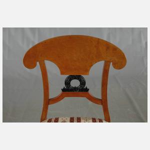 Tisch und vier Stühle