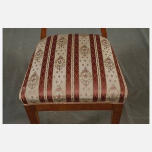 Tisch und vier Stühle