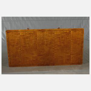 Tisch und vier Stühle