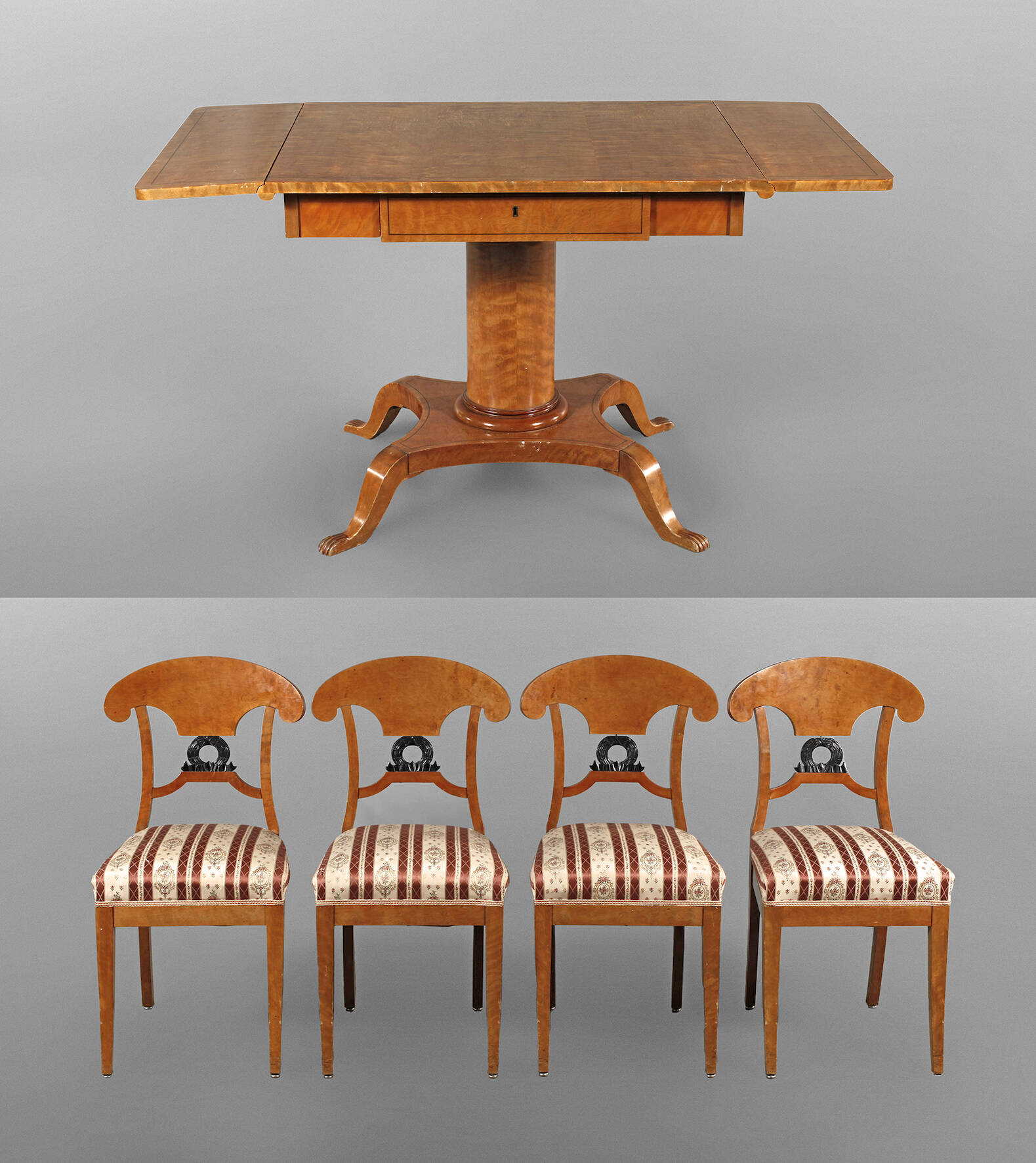 Tisch und vier Stühle